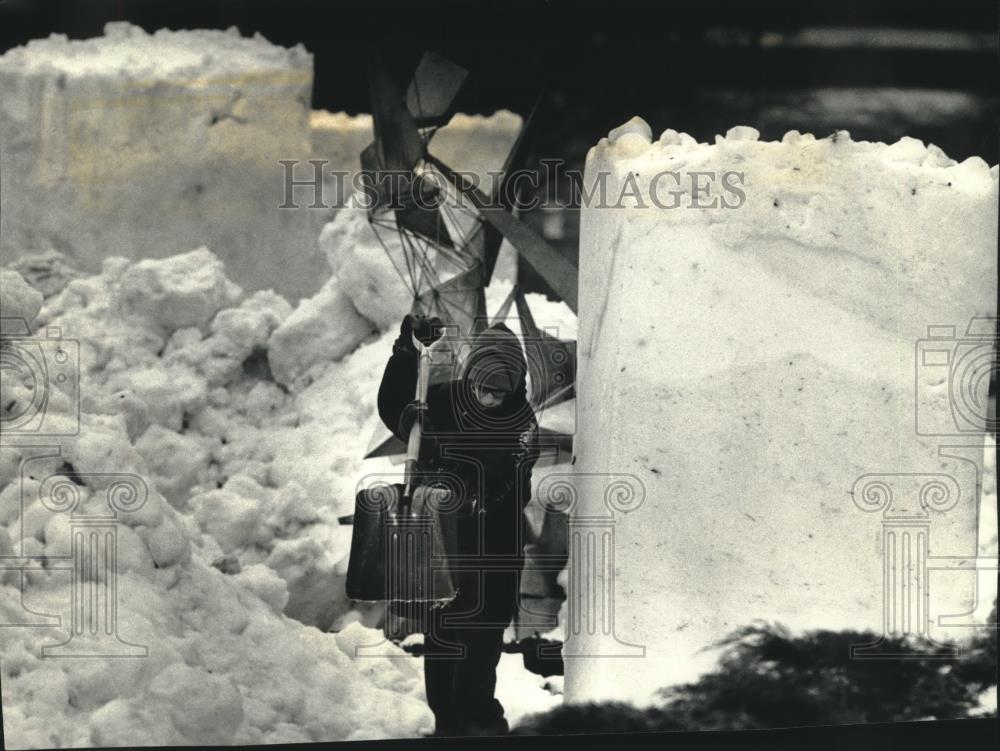 1993 Press Photo Steven Wachs at U.S. Snow Sculpting Competition, Milwaukee - Historic Images