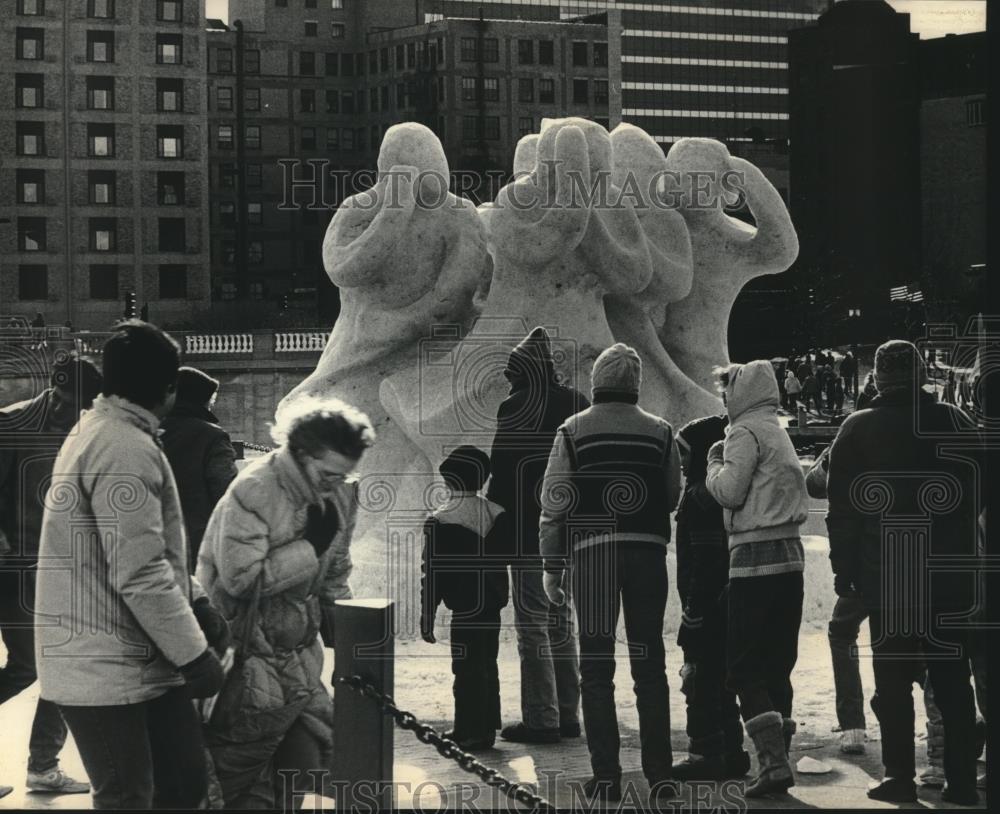 1986 Press Photo Spectators examined first-place snow sculpture at competition. - Historic Images