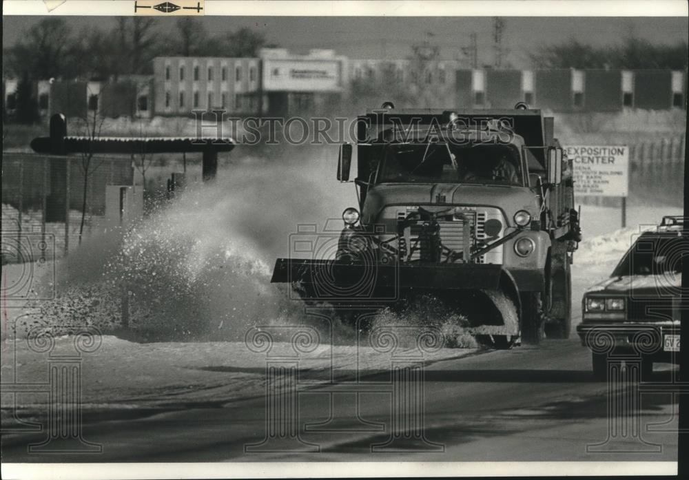 1979 Press Photo Snowplow along County Trunk FT near Waukesha Expo Center - Historic Images