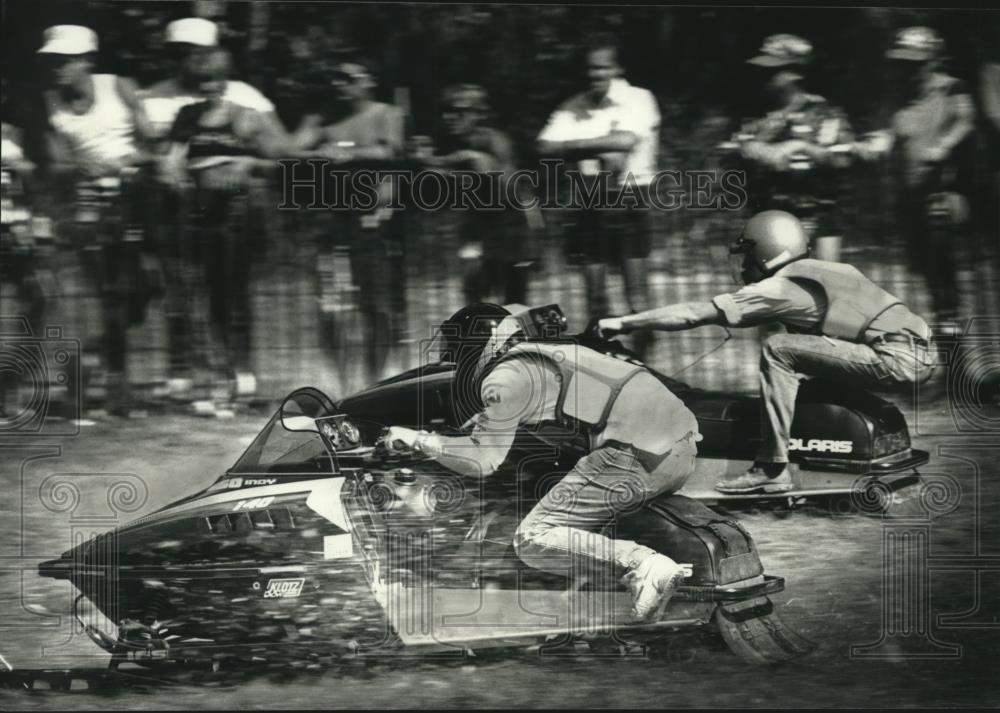 1989 Press Photo Reichard Cup snowmobile grass drag championships in Germantown. - Historic Images