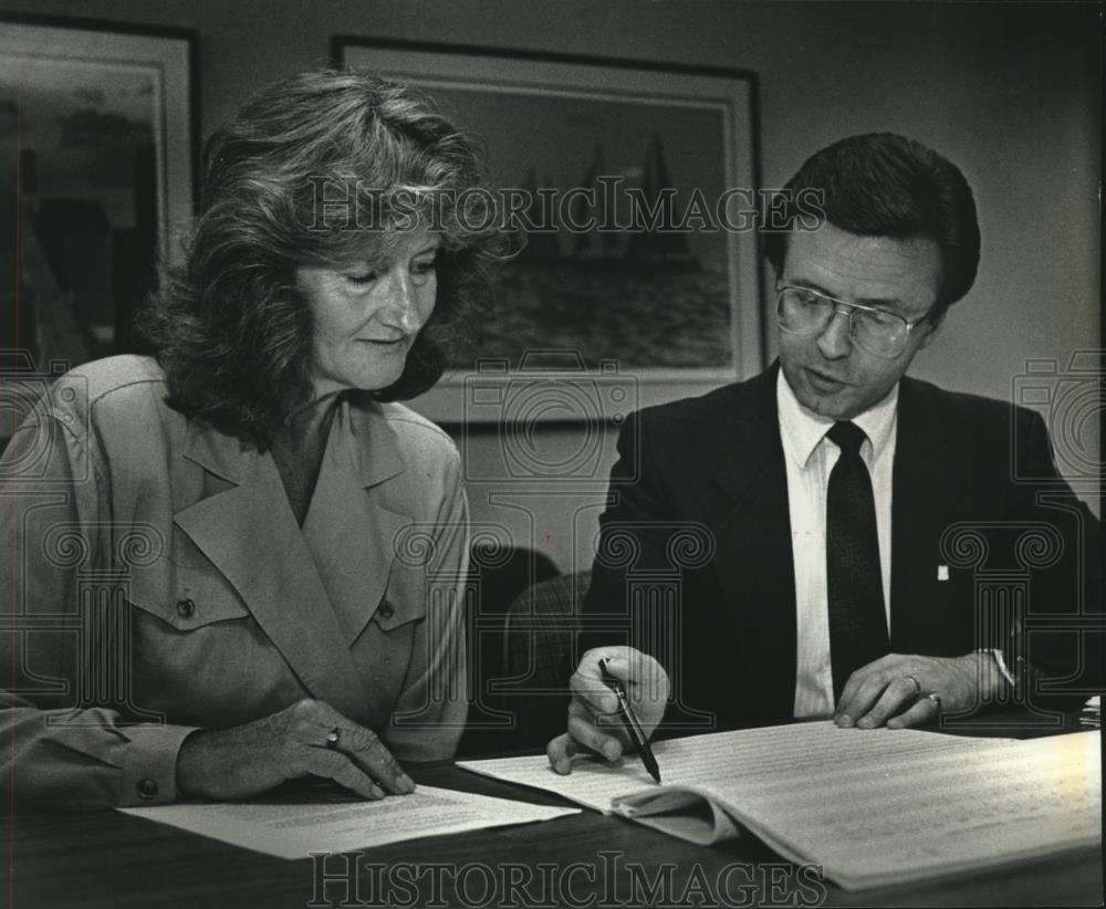 1990 Press Photo Blood Center of Southeastern Wisconsin officials, Milwaukee - Historic Images