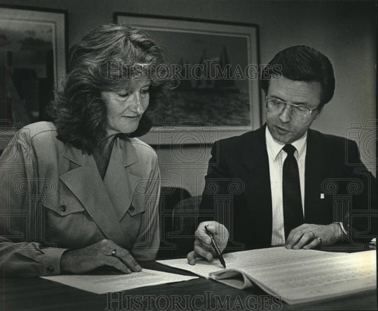 1990 Press Photo Blood Center of Southeastern Wisconsin officials, Milwaukee - Historic Images