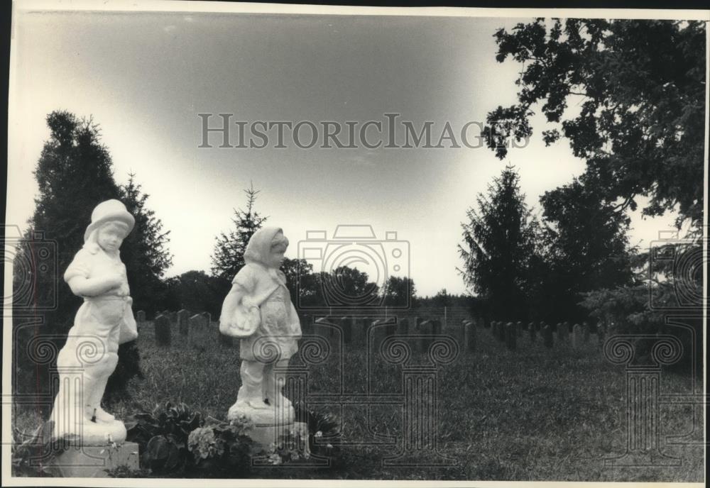 1988 Press Photo State School graveyard in Sparta Wisconsin - mjc01429 - Historic Images