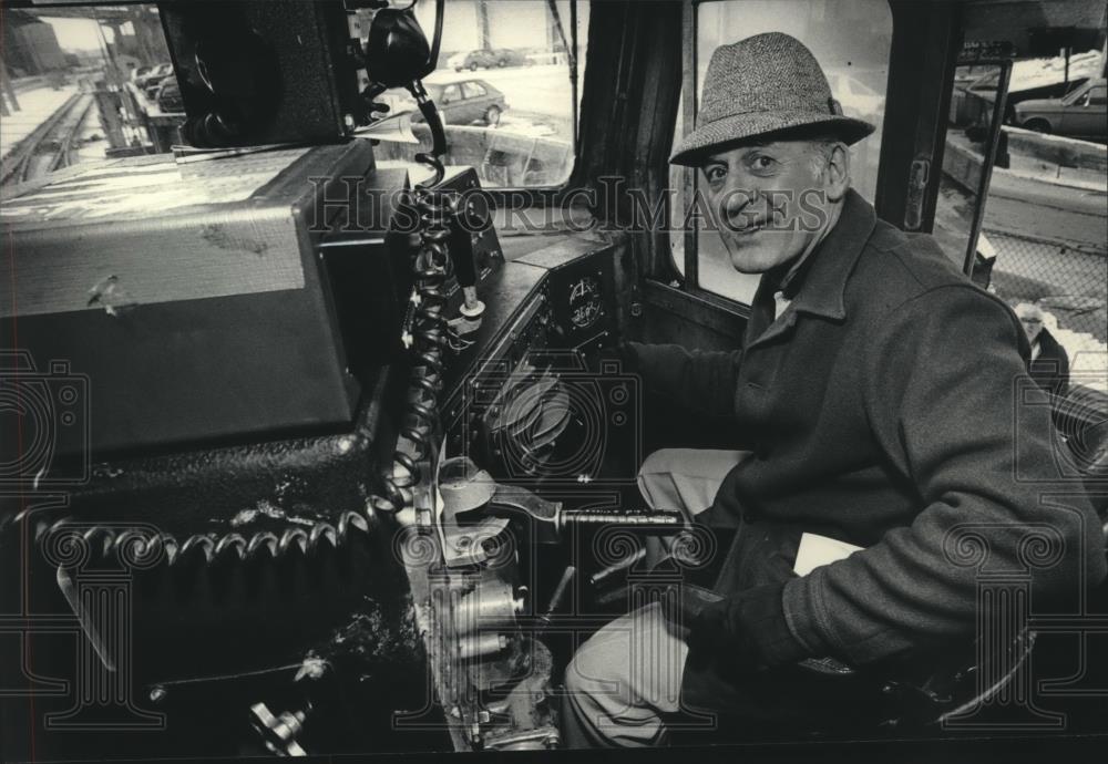 1986 Press Photo Clarence Scholl behind controls of Empire Builder, Milwaukee. - Historic Images