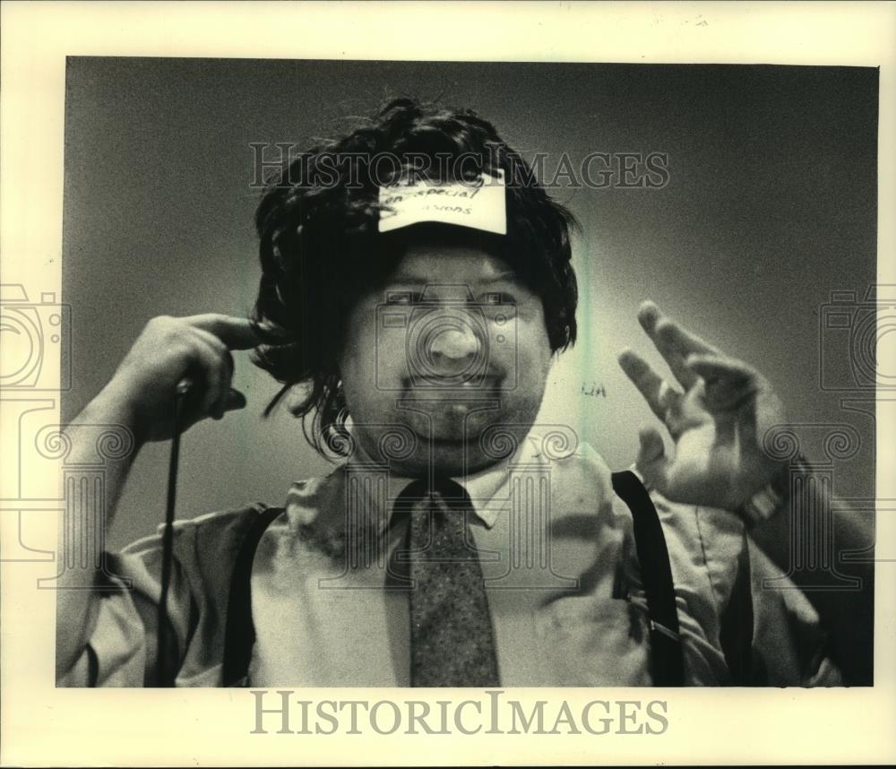 1987 Press Photo C. E. Sheldon Greenfield Middle School principal with wig - Historic Images