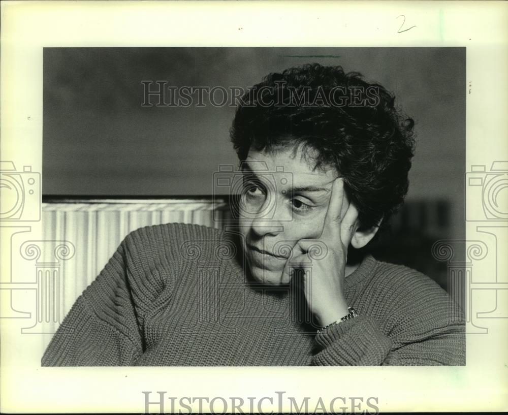 1987 Press Photo Donna Shalala leans on hand during interview, Madison - Historic Images