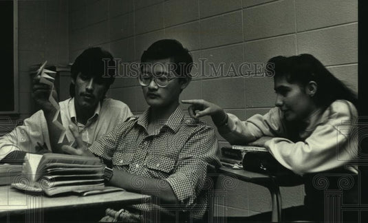 1990 Press Photo Magshan Avezov Shows Pictures to Alfonse Diaz and Corina Uribe - Historic Images