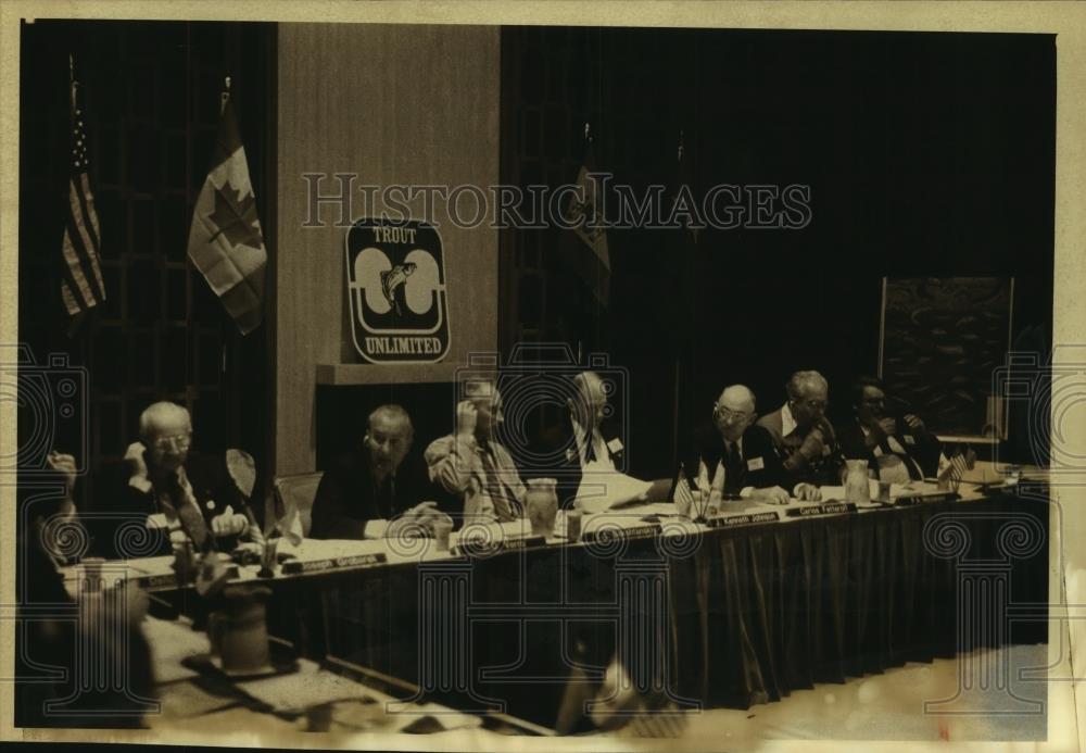 1989 Press Photo Delegates Exchange Ideas at International Fisheries Conference - Historic Images