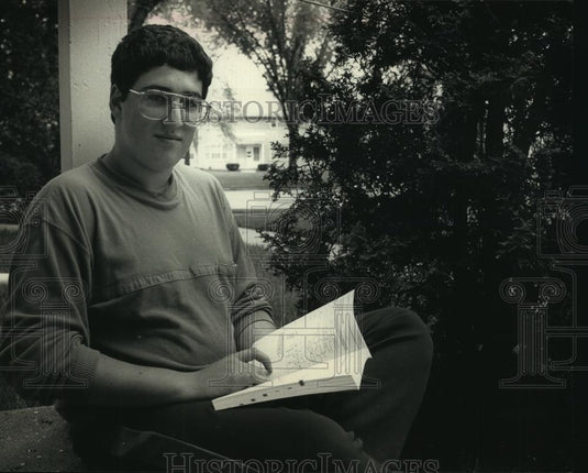 1989 Press Photo New Immigrant From the Soviet Union Sasha Kleytman Reads Book - Historic Images
