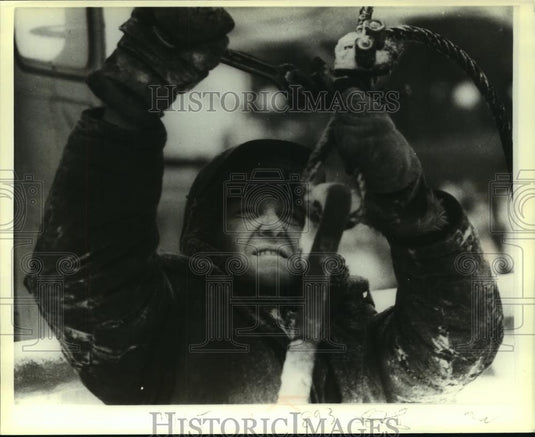 1979 Press Photo Worker Wrestles With Frozen Guideline in Federovskoye Oilfields - Historic Images