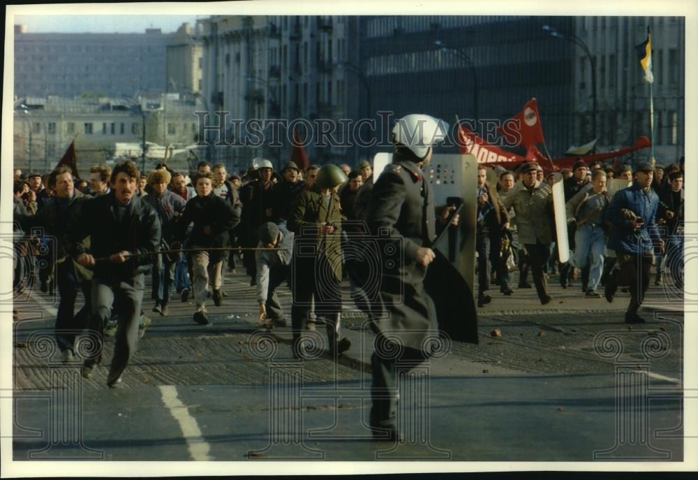 1993 Press Photo Pro-Communist Protesters Break Through Barricades in Russia - Historic Images