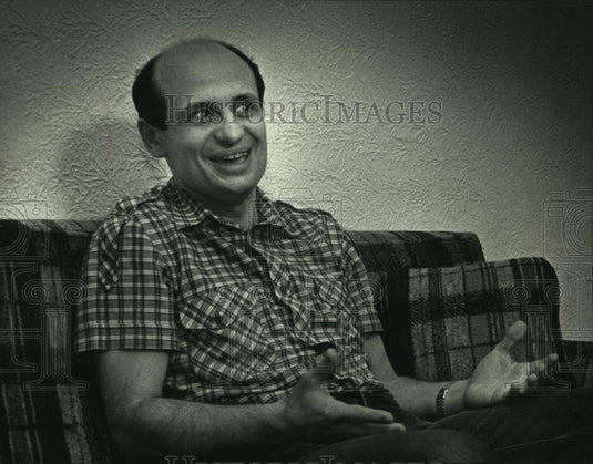 1991 Press Photo Russian Refugee Yevgeny Zisman Sitting on Couch - mjc01525 - Historic Images