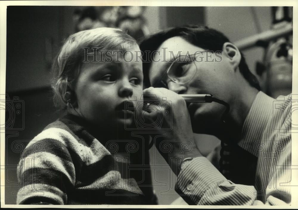 1990 Press Photo David Beste examines Roman Ruchkan for hearing aid, Wauwatosa - Historic Images
