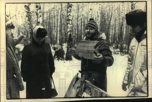 1988 Press Photo A carver sough to sell hi artwork to a customer in Russia - Historic Images