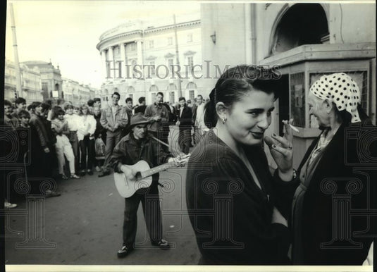 1993 Press Photo People in streets of St. Petersburg after collapse of communism - Historic Images