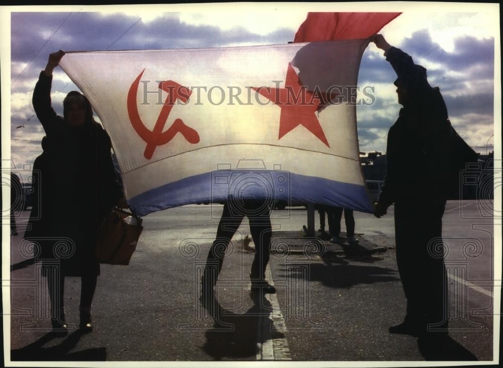 1993 Press Photo Two followers of Russian Vice President Rutskoi display flag. - Historic Images