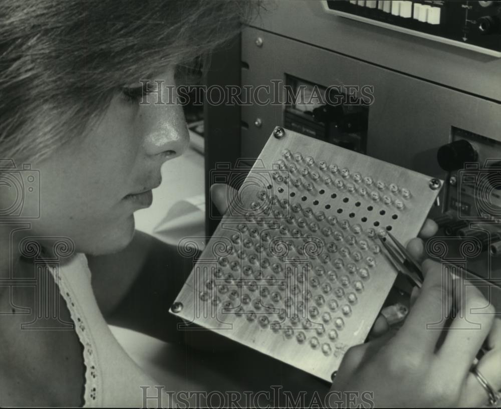 1982 Press Photo Testing Diodes at Honeywell Optoelectronics in Dallas Texas - Historic Images