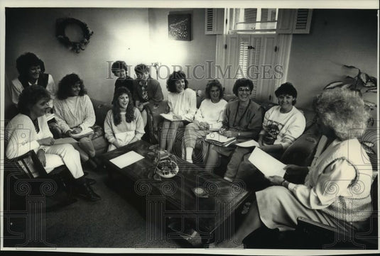 1988 Press Photo Staff members gather in living room of Parents' Place, Waukesha - Historic Images