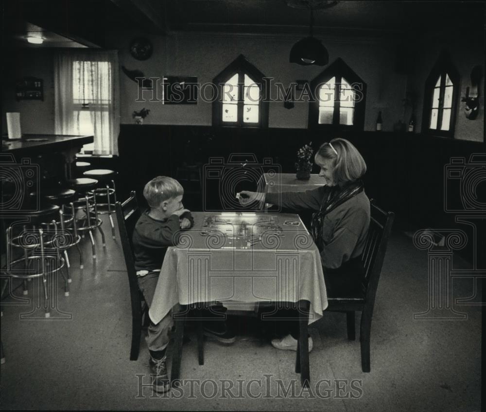 1992 Press Photo Patti Lund plays game with son, Andrew at Lunds&#39; Paris Corners - Historic Images