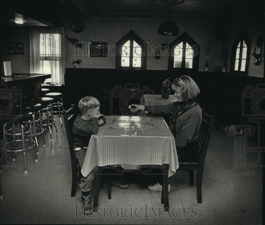 1992 Press Photo Patti Lund plays game with son, Andrew at Lunds' Paris Corners - Historic Images