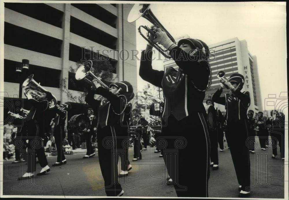 1988 Press Photo Marching band in parade for city festival, Milwaukee - Historic Images