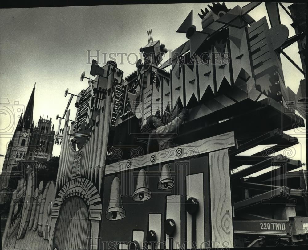 1991 Press Photo Stewart Johnson checks wiring for the City of Festivals Parade - Historic Images