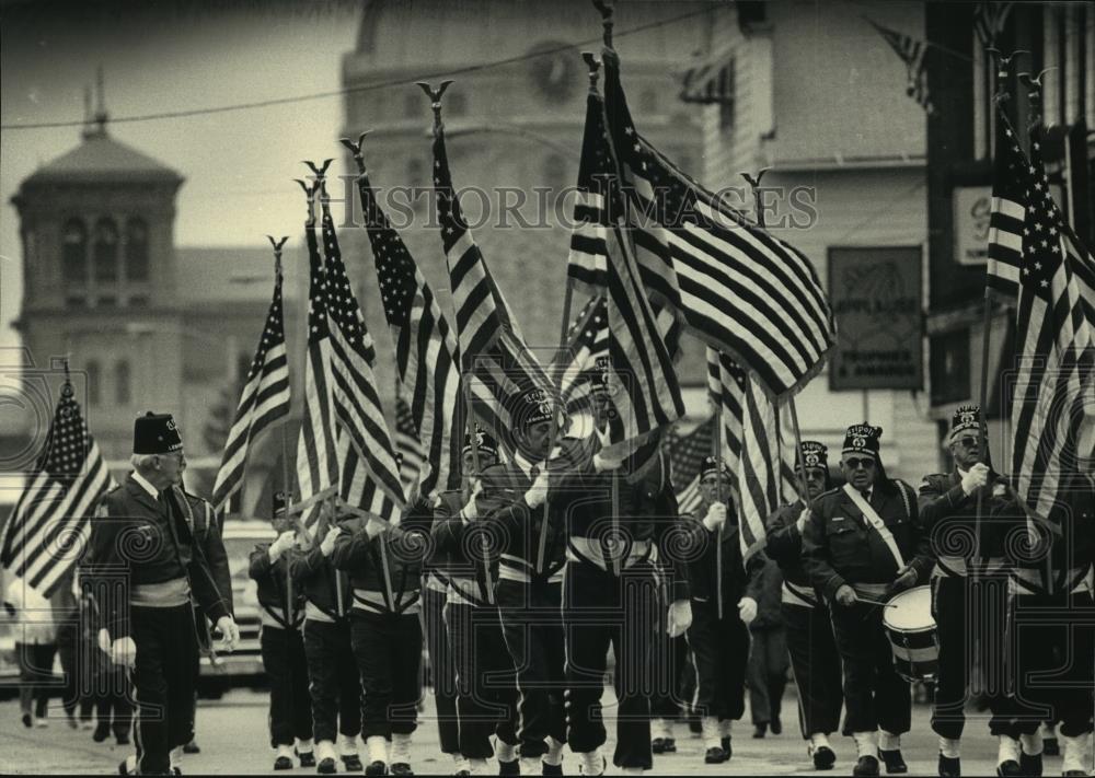 1987 Press Photo Honor guard from Tripoli Shrine, Veterans Day Parade, Milwaukee - Historic Images