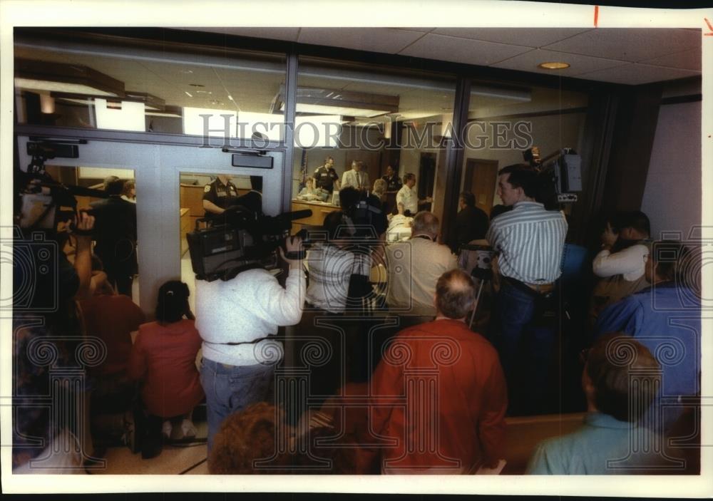 1994 Press Photo Theodore Oswald in courtroom, onlookers packed area, Waukesha. - Historic Images