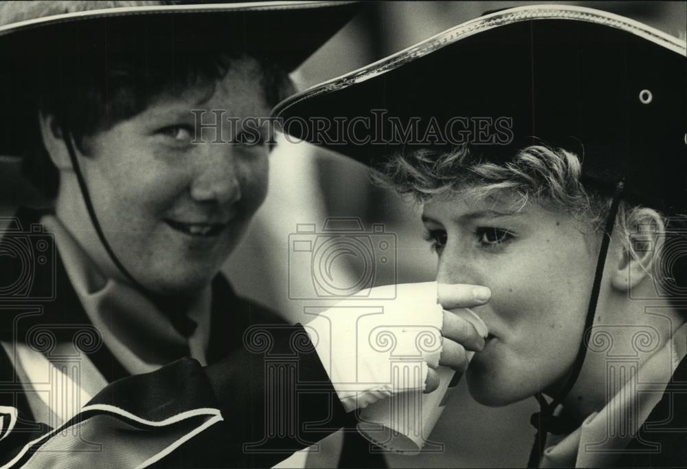 1988 Press Photo Ashley Hamilton and Melany Chenault drinking water, Milwaukee. - Historic Images