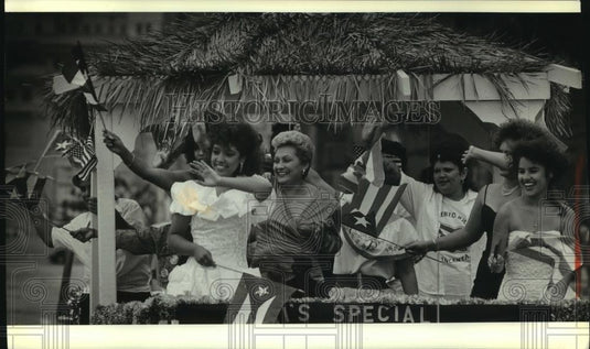 1989 Press Photo Float passengers in the Puerto Rican Parade wave, Milwaukee. - Historic Images