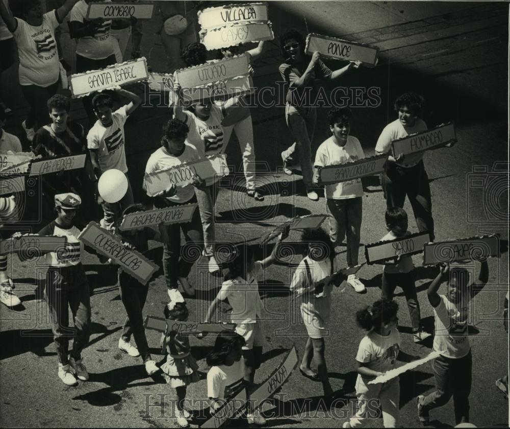 1988 Press Photo Puerto Rican Parade with youth carrying signs, Milwaukee. - Historic Images