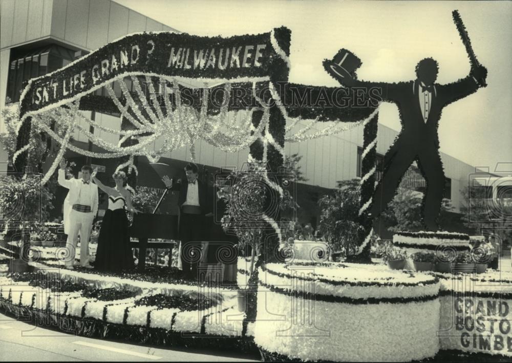 1985 Press Photo A float from several Grand Avenue stores in parade, Milwaukee. - Historic Images