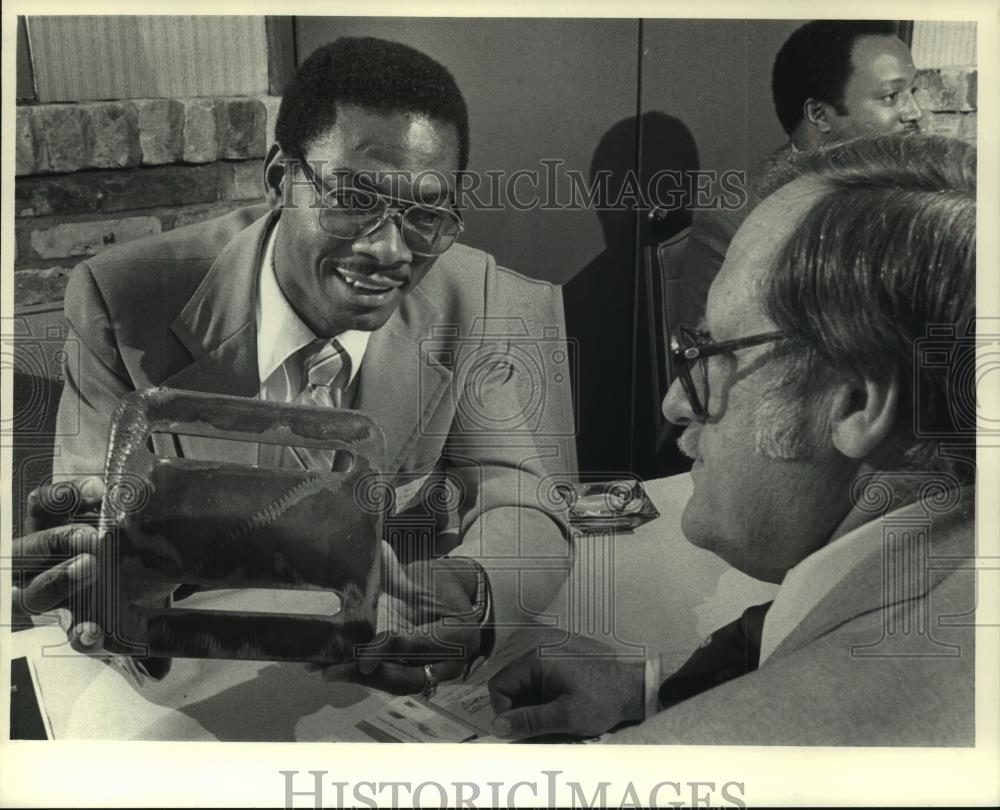 1983 Press Photo Irv Palmer, minority business owner shows products in Milwaukee - Historic Images