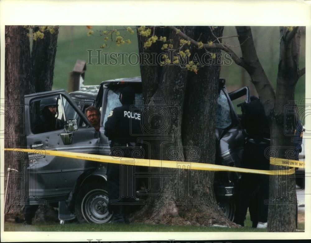 1994 Press Photo Police examine James Oswald truck crashed into a tree - Historic Images