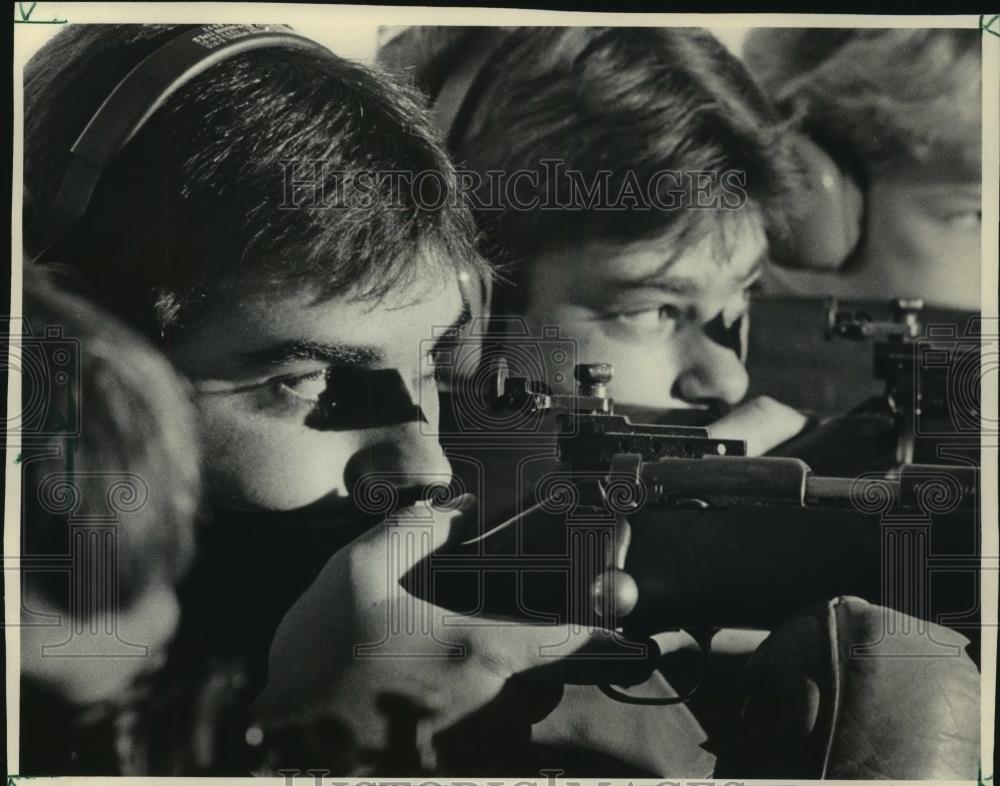 1984 Press Photo St. John&#39;s Military Academy cadets practice-rifle competition - Historic Images