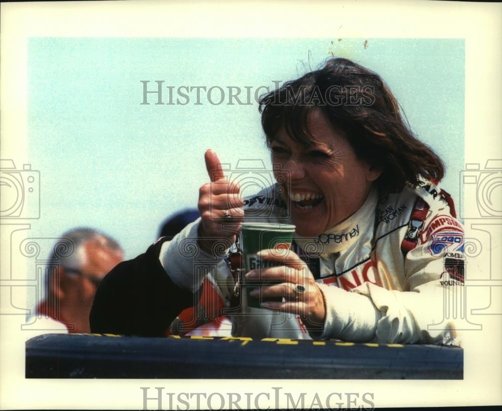 1992 Press Photo Lyn St. James qualifies for Indy 500 averaging 220 mph. - Historic Images