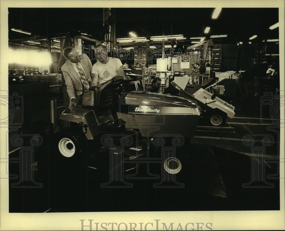 1989 Press Photo Simplicity Manufacturing Inc. Port Washington, Wisconsin - Historic Images