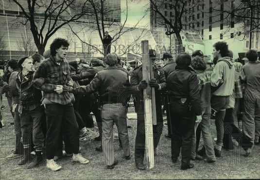 1986 Press Photo Anti-apartheid protestors link arms in support of South Africa - Historic Images