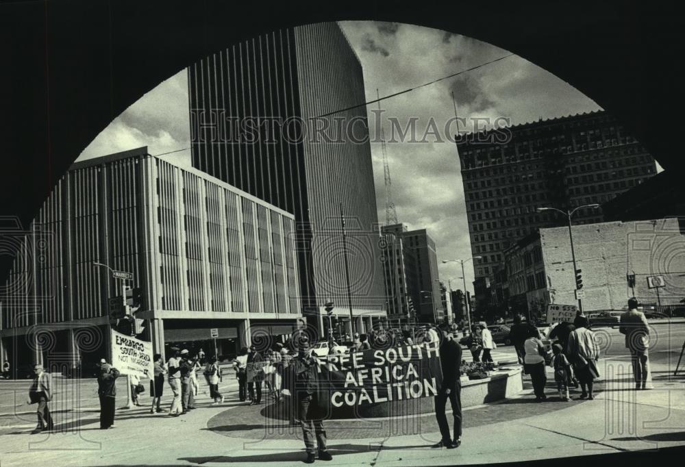 1976 Press Photo Milwaukeeans commemorates South African uprising at City Hall - Historic Images
