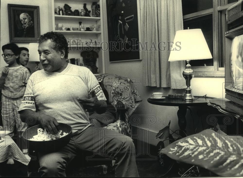 1986 Press Photo Joseph A. Ortiz and others watch election from Bay View home - Historic Images