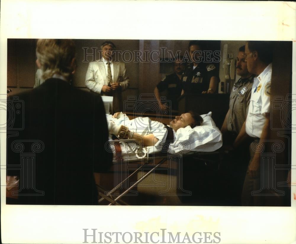 1994 Press Photo James Oswald on stretcher taken into Waukesha County courtroom - Historic Images