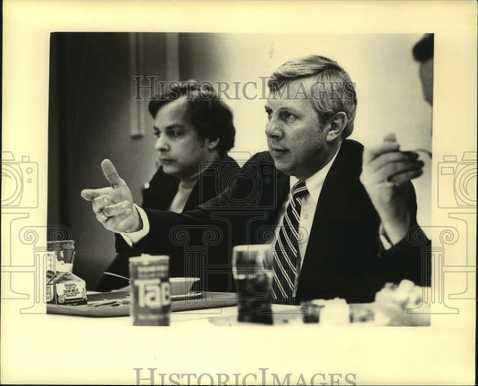 1980 Press Photo Frank Horton, UWM chancellor with others at meeting. - Historic Images