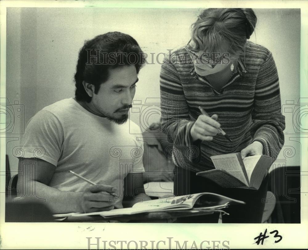 1984 Press Photo Inmate gets education at Milwaukee County House of Correction - Historic Images