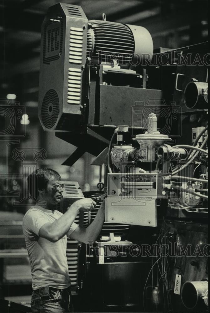 1984 Press Photo Technician works on dryer system at TEC Systems Inc in De Pere - Historic Images