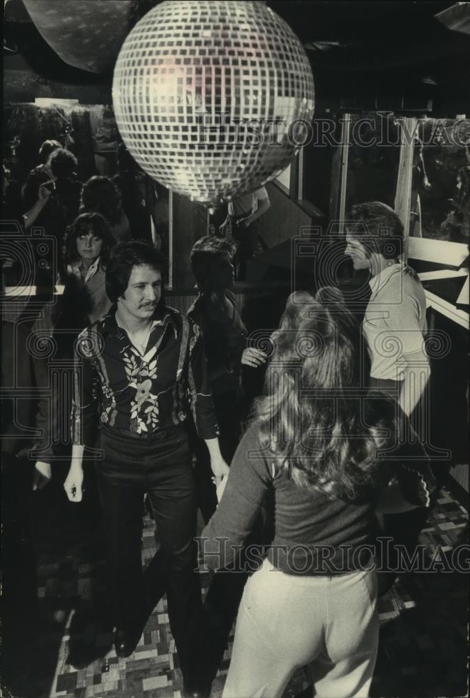 1977 Press Photo Teenagers Dancing at The Dungeon - mjc02258 - Historic Images