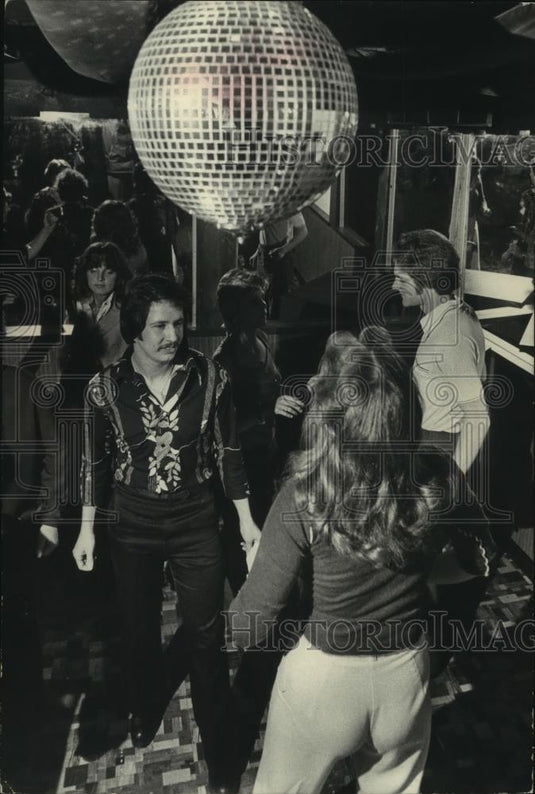 1977 Press Photo Teenagers Dancing at The Dungeon - mjc02258 - Historic Images