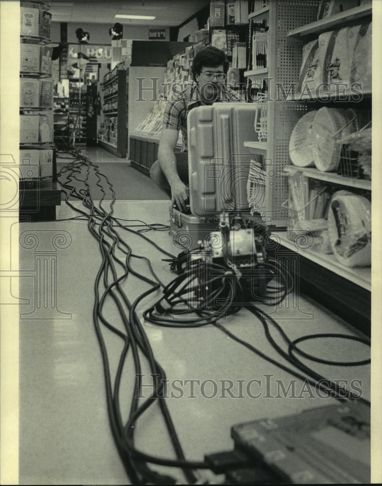 1985 Press Photo Shooting TV commercial in Madison takes elaborate equipment - Historic Images