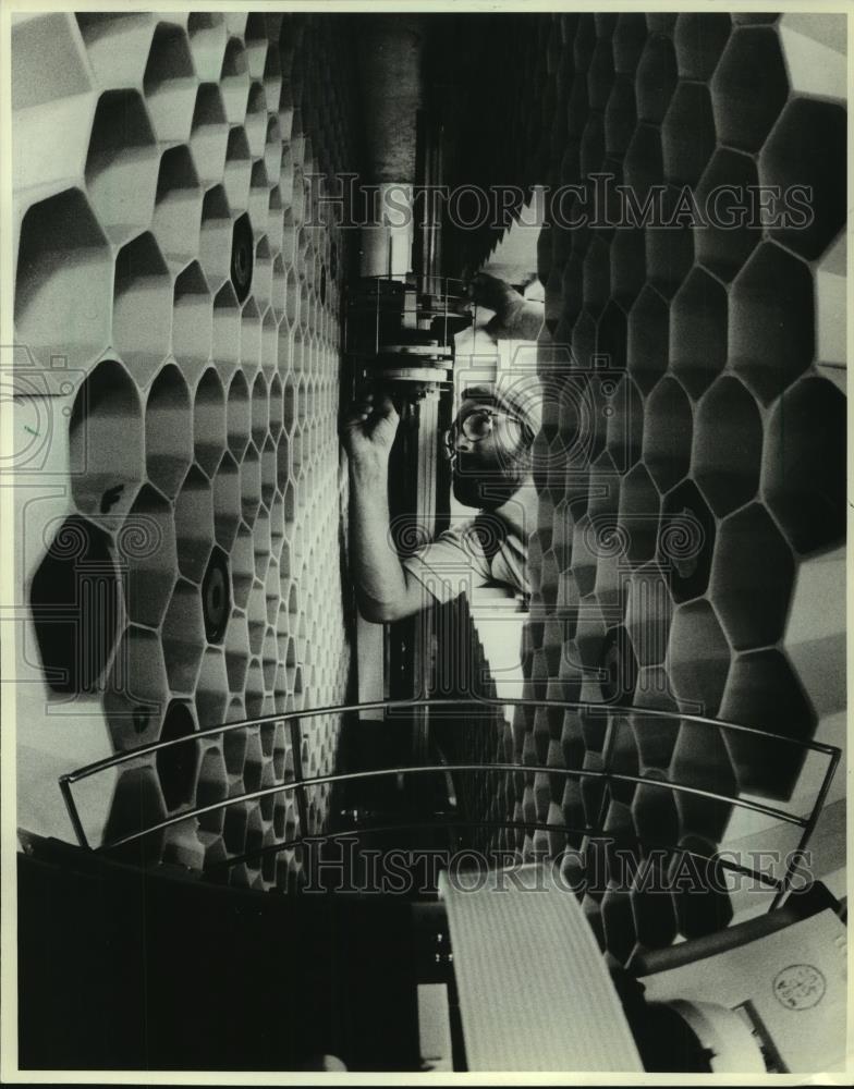 1982 Press Photo IBM Technician adjusts computer storage system, Tucson, Arizona - Historic Images