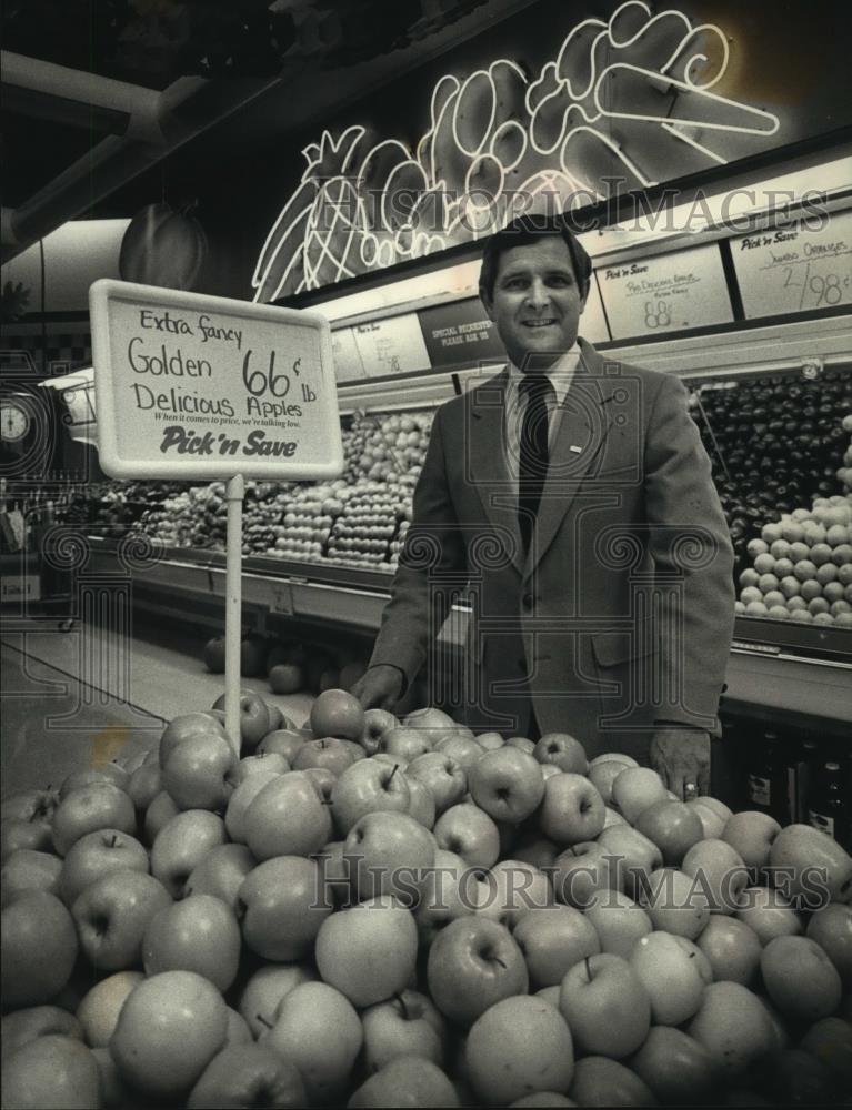 1988 Press Photo George Prescott, at apple display, grocery store, Wisconsin - Historic Images