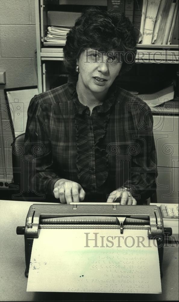 1987 Press Photo Linda Horton is MATC resource coordinator for students - Historic Images